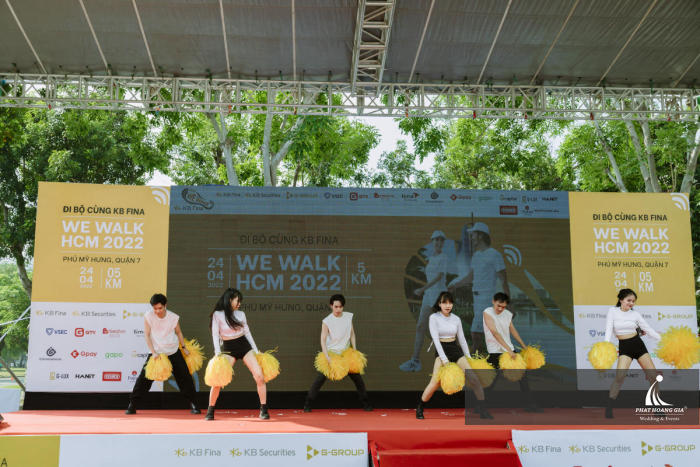 đi bộ cùng kb fina