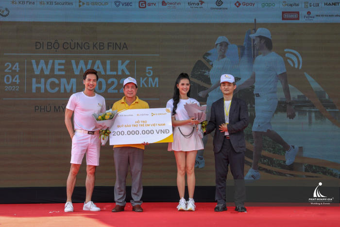 đi bộ cùng kb fina