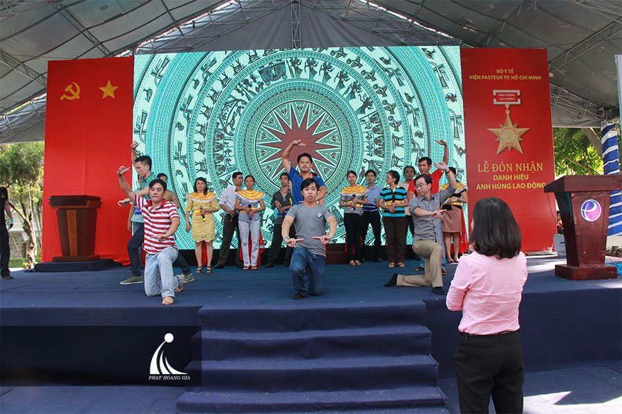 le-don-nhan-danh-hieu-anh-hung-lao-dong-paster3