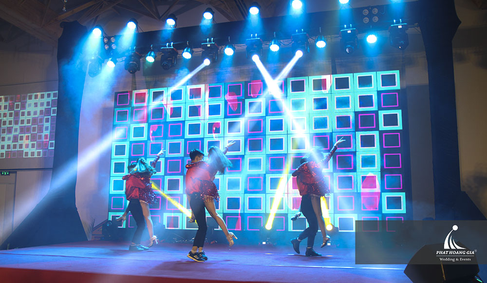 tất niên thăng long real